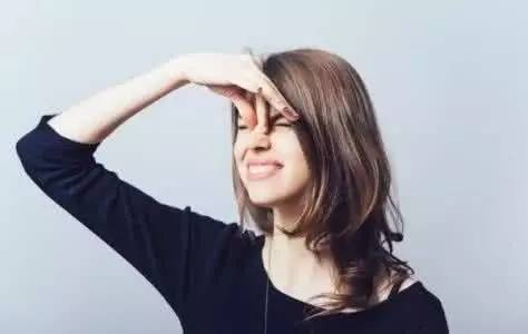 what??？“香”艷的美女成了辦公室污染源，甲醛治理非常必要！