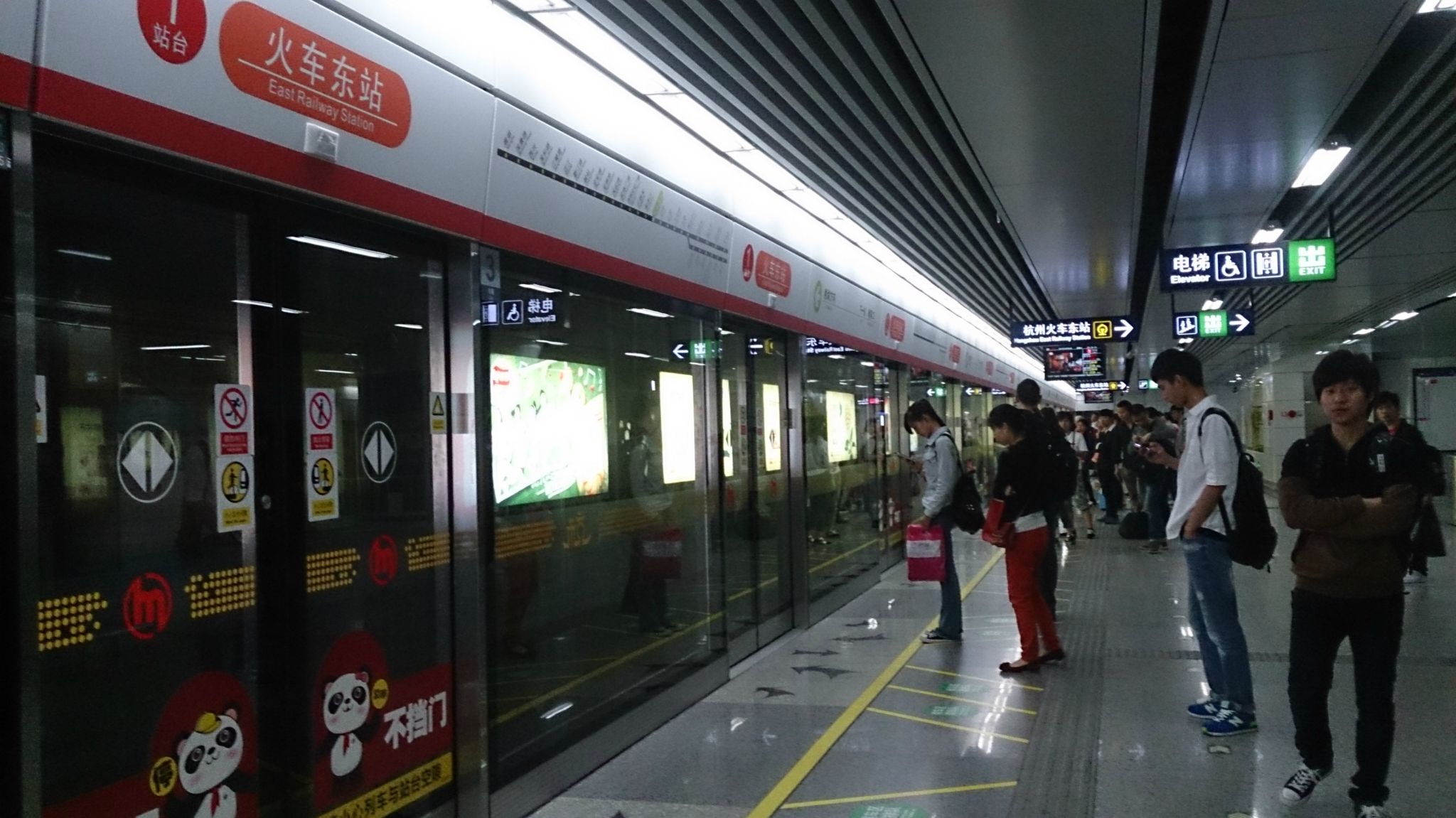 地鐵公交等公共場(chǎng)合空氣污染突出，市民盼望杭州室內(nèi)空氣檢測(cè)機(jī)構(gòu)進(jìn)行檢測(cè)