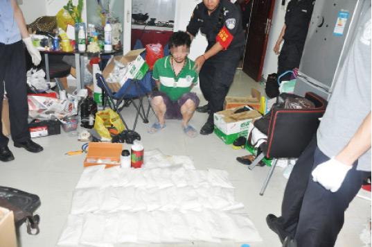 廚房水管破裂傳出刺鼻性氣味，原以為是鄰居家甲醛超標(biāo)，沒想到是“絕命毒師”