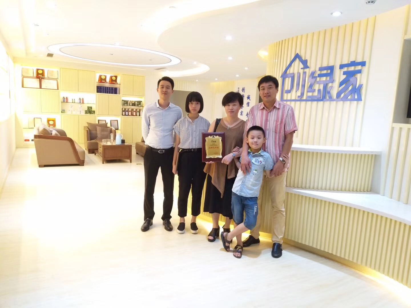 熱烈祝賀張總簽約創(chuàng)綠家泉州市區(qū)級代理！