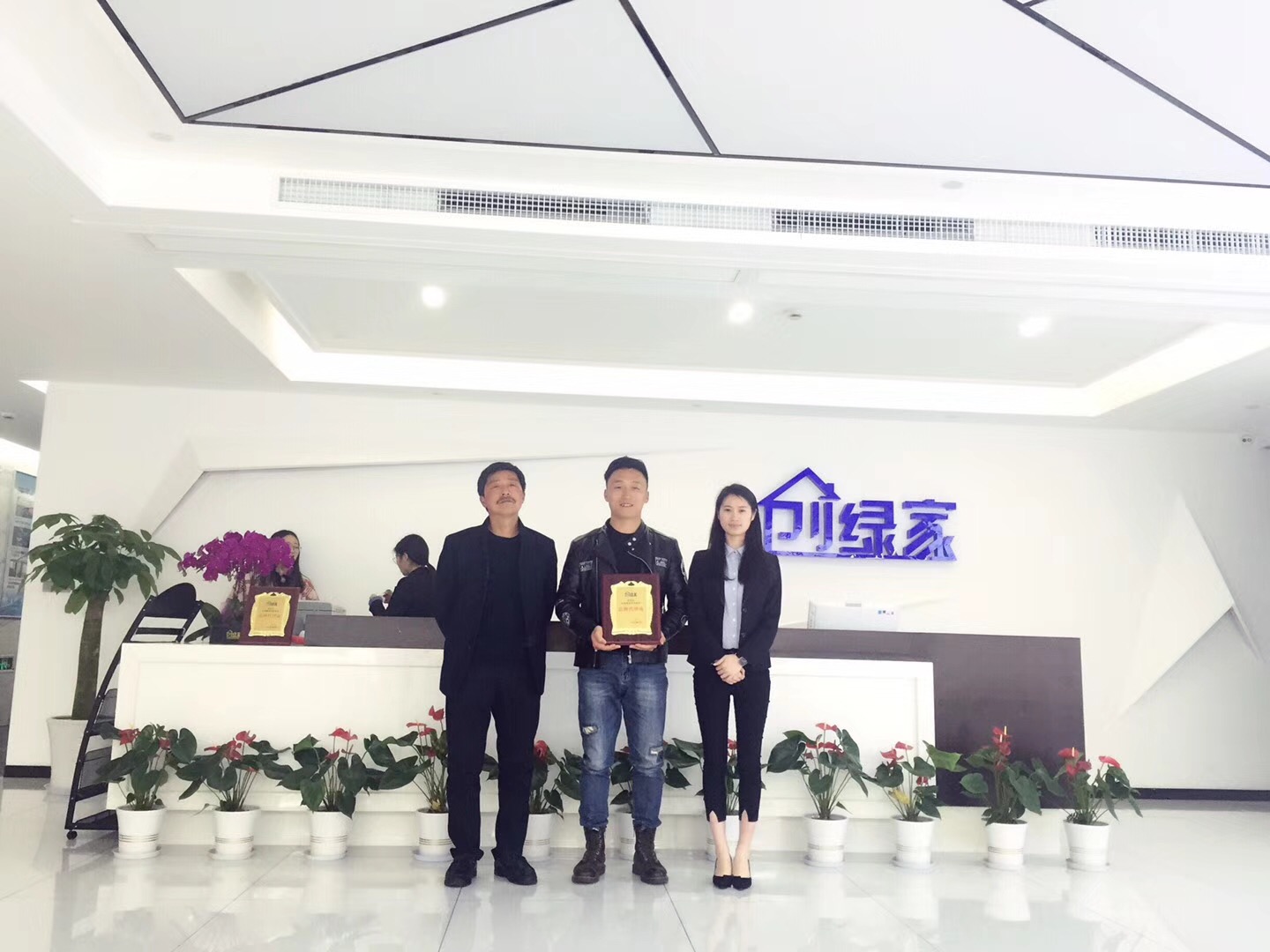 熱烈祝賀張總父子簽約創(chuàng)綠家江蘇省市級(jí)代理！
