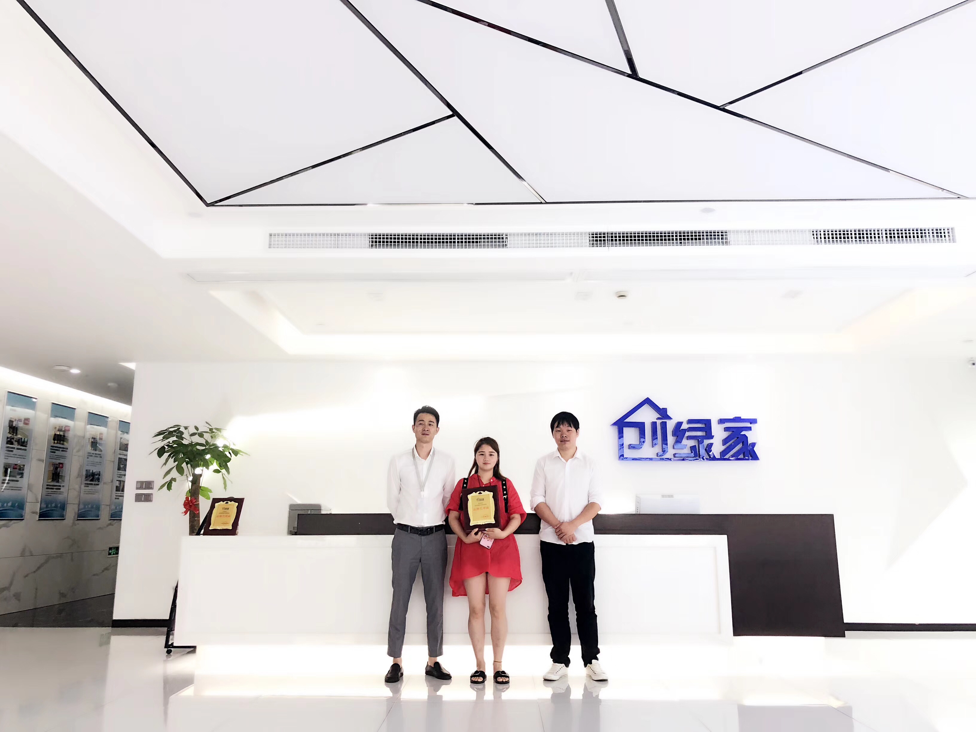 熱烈祝賀吳總團隊簽約創(chuàng)綠家成都市區(qū)級代理！