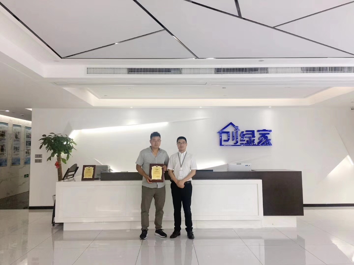 熱烈祝賀何總簽約創(chuàng)綠家信陽(yáng)市縣級(jí)代理！