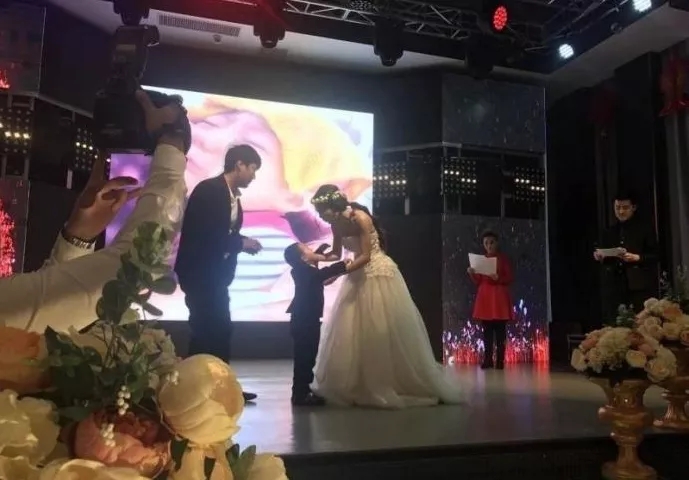 4歲男孩和媽媽辦“婚禮”，真相令人淚崩！