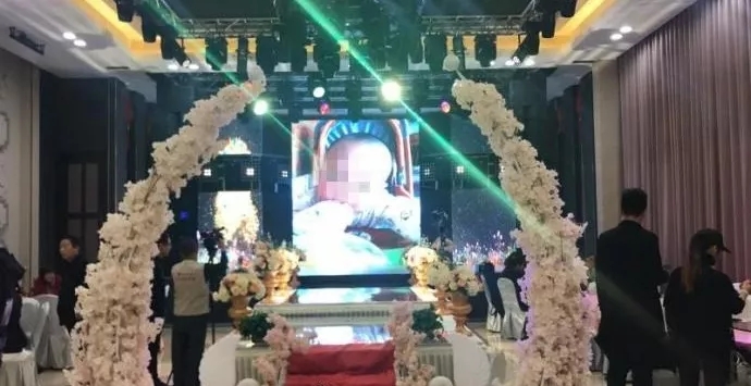 4歲男孩和媽媽辦“婚禮”，真相令人淚崩！