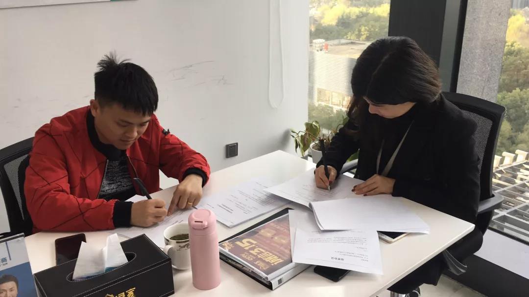 熱烈祝賀鄧總、郭總簽約創(chuàng)綠家江西省某市縣級代理！