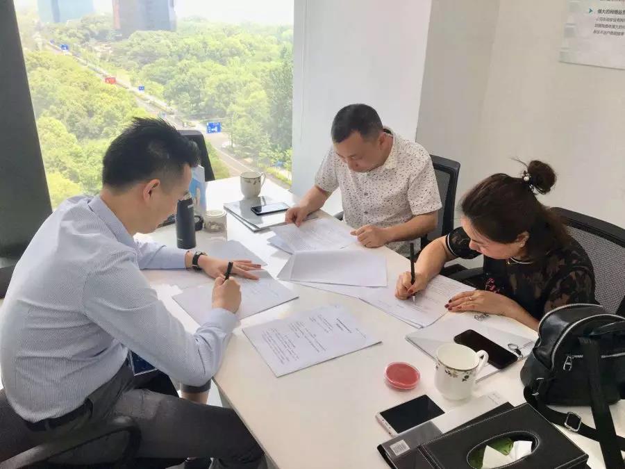 熱烈祝賀李總夫婦簽約創(chuàng)綠家湖南省常德市區(qū)級(jí)代理！