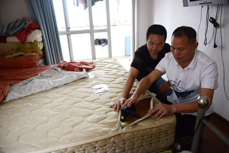 南京美女睡了10年的床墊，掀開后把全家人都嚇傻了……