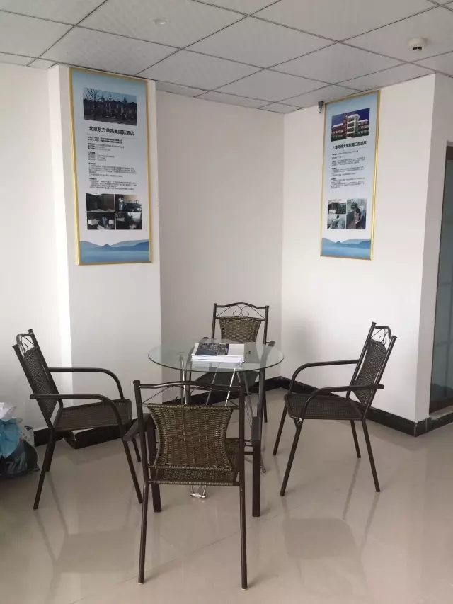 歷經(jīng)近兩個月的店面籌備工作，創(chuàng)綠家空氣治理惠州服務(wù)中心正式落成，室內(nèi)裝修污染危害社會，室內(nèi)空氣治理迫在眉睫。創(chuàng)綠家惠州服務(wù)中心將竭誠為您服務(wù)！ 溫總、朱總與公司合照 創(chuàng)綠家空氣治理惠州服務(wù)中心門面 店內(nèi)展示： 祝溫總、朱總開業(yè)生意興隆、財源廣進(jìn)！